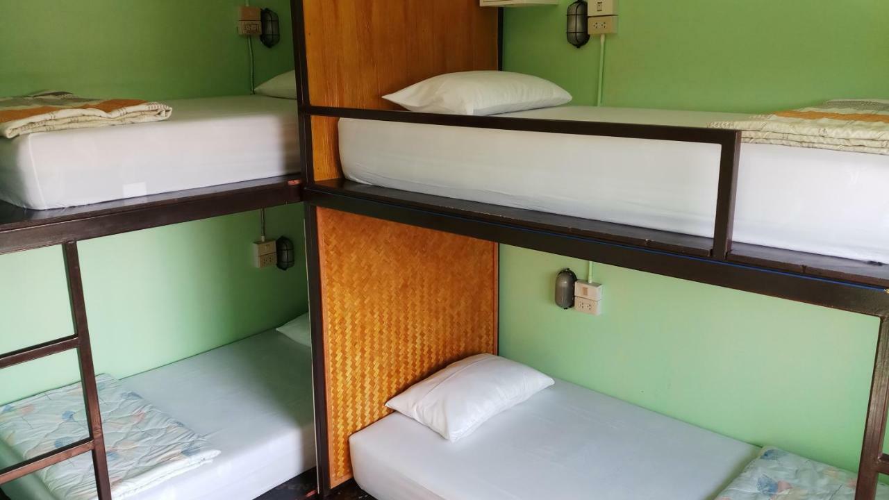 Charming House Hostel Phra Nakhon Si Ayutthaya Buitenkant foto