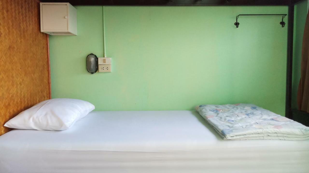 Charming House Hostel Phra Nakhon Si Ayutthaya Buitenkant foto