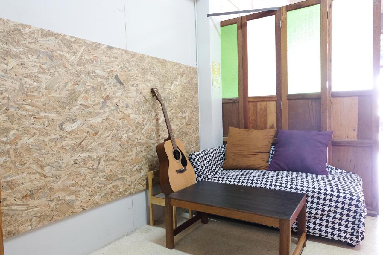 Charming House Hostel Phra Nakhon Si Ayutthaya Buitenkant foto